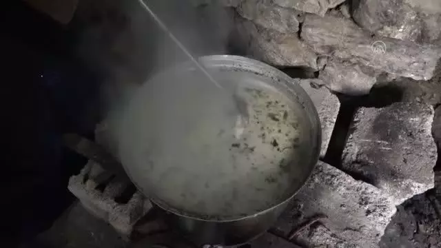 Türkiye'de ilk iftar Hakkari'de yapıldı Türkiye'de ilk iftar Hakkari'de yapıldı