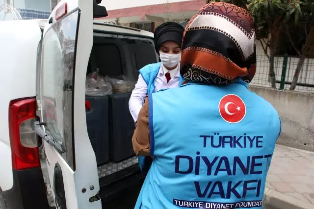 Türkiye Diyanet Vakfı ihtiyaç sahibi ailelere iftarlık dağıttı Türkiye Diyanet Vakfı ihtiyaç sahibi ailelere iftarlık dağıttı