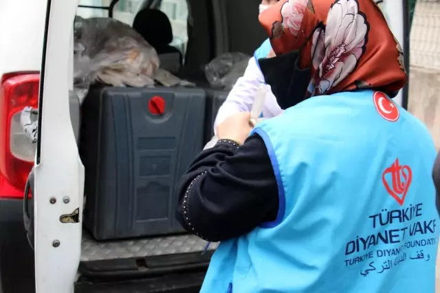 Türkiye Diyanet Vakfı ihtiyaç sahibi ailelere iftarlık dağıttı Türkiye Diyanet Vakfı ihtiyaç sahibi ailelere iftarlık dağıttı