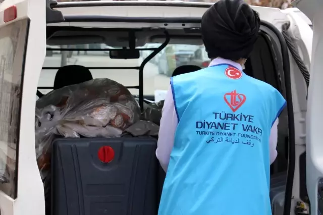 Türkiye Diyanet Vakfı ihtiyaç sahibi ailelere iftarlık dağıttı Türkiye Diyanet Vakfı ihtiyaç sahibi ailelere iftarlık dağıttı
