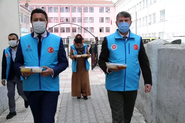 Türkiye Diyanet Vakfı ihtiyaç sahibi ailelere iftarlık dağıttı Türkiye Diyanet Vakfı ihtiyaç sahibi ailelere iftarlık dağıttı