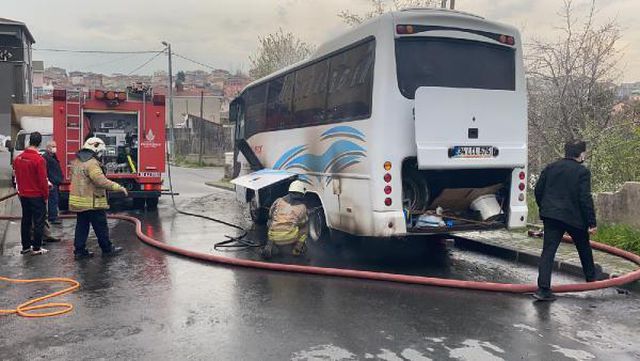 ÜMRANİYE'DE PARK HALİNDE OLAN SERVİS MİDİBÜSÜ YANDI