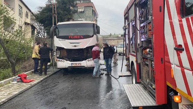 ÜMRANİYE'DE PARK HALİNDE OLAN SERVİS MİDİBÜSÜ YANDI