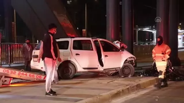 Üst geçidin ayağına çarpan otomobil sürücüsü ağır yaralandı Üst geçidin ayağına çarpan otomobil sürücüsü ağır yaralandı