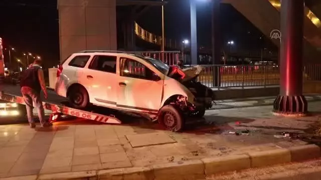 Üst geçidin ayağına çarpan otomobil sürücüsü ağır yaralandı Üst geçidin ayağına çarpan otomobil sürücüsü ağır yaralandı