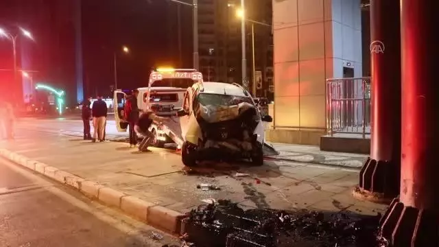 Üst geçidin ayağına çarpan otomobil sürücüsü ağır yaralandı Üst geçidin ayağına çarpan otomobil sürücüsü ağır yaralandı