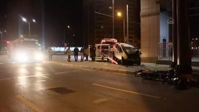 Üst geçidin ayağına çarpan otomobil sürücüsü ağır yaralandı Üst geçidin ayağına çarpan otomobil sürücüsü ağır yaralandı