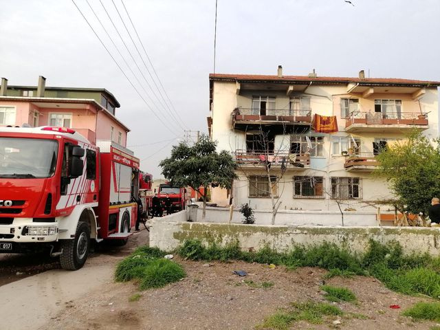yanginda olen adamin elleri ve ayaklari zinci 3 14063211 o