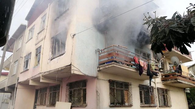 yanginda olen adamin elleri ve ayaklari zinci 4 14063211 o