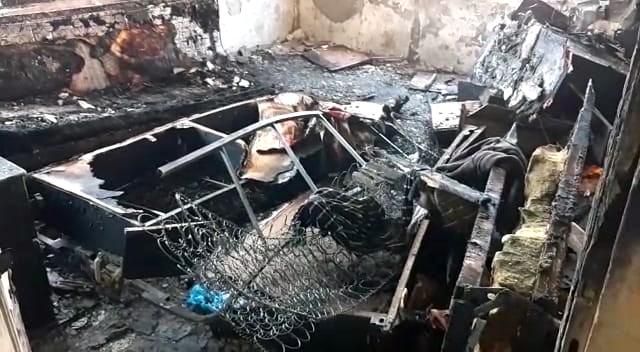 yanginda olen adamin elleri ve ayaklari zinci 5 14063211 o