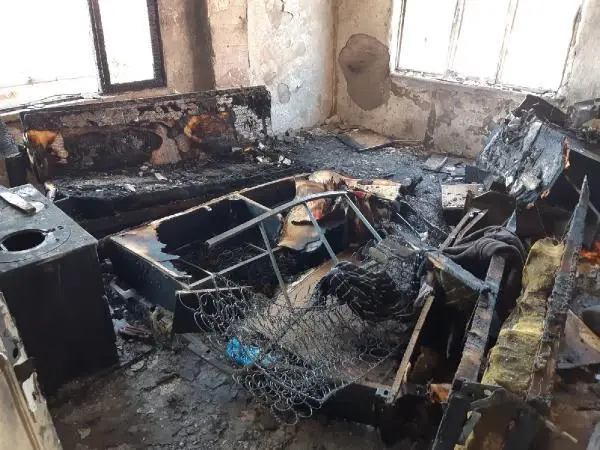 Yangında ölen kişinin ellerinin ve ayaklarının zincirle bağlı olduğu ortaya çıktı Yangında ölen kişinin ellerinin ve ayaklarının zincirle bağlı olduğu ortaya çıktı
