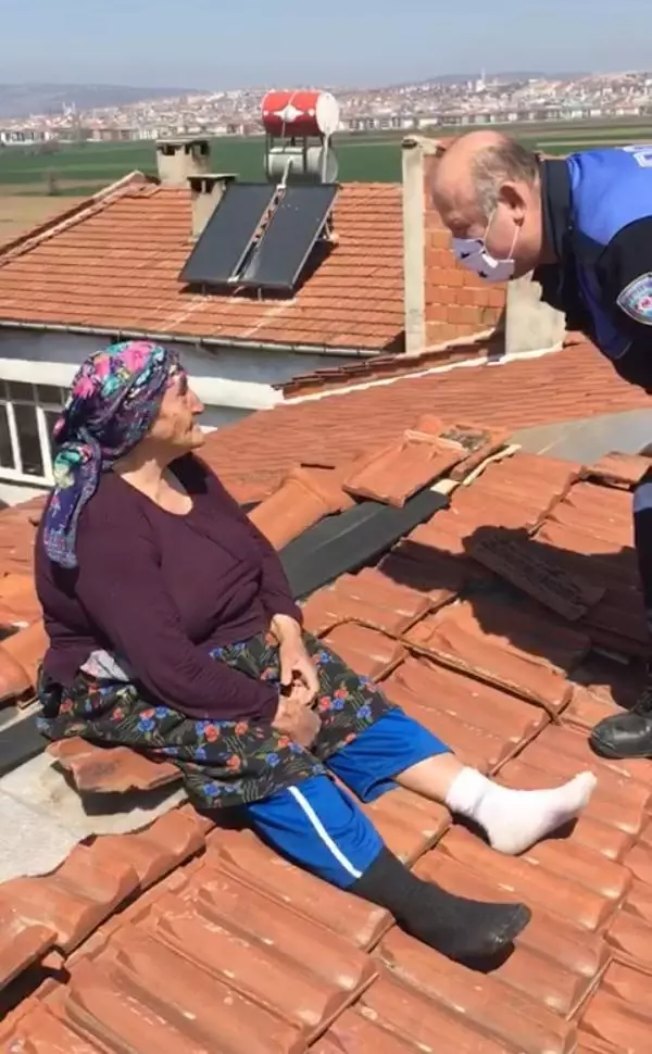BURSA YAŞLI KADIN ONARIM İÇİN ÇATIYA ÇIKTI, İNTİHARA KALKIŞTIĞI SANILDI