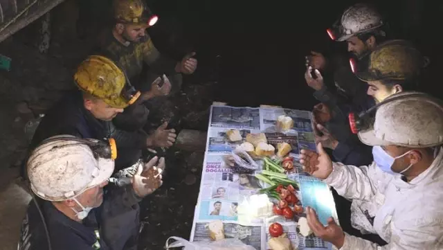 Zonguldak'ta Ramazan böyle başladı! Yerin metrelerce altında ilk sahur Zonguldak'ta Ramazan böyle başladı! Yerin metrelerce altında ilk sahur