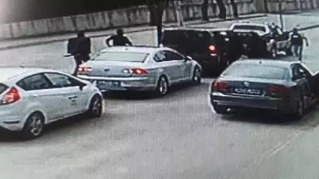 Yol ortasında birbirlerine saldırdıktan sonra yaralılarını da alarak ortadan kayboldular Yol ortasında birbirlerine saldırdıktan sonra yaralılarını da alarak ortadan kayboldular