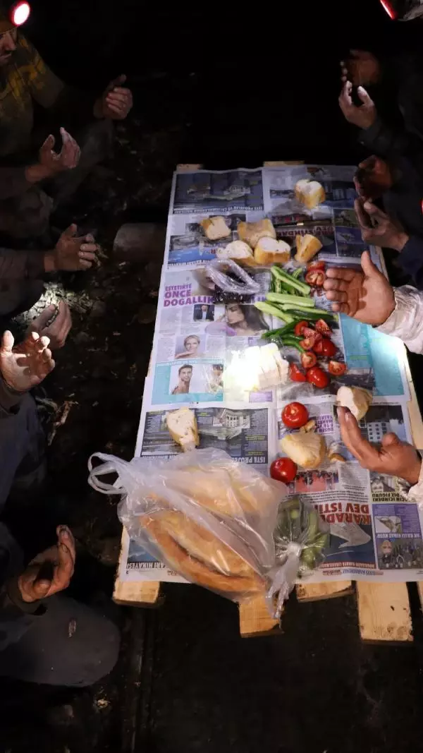 Zonguldak'ta yerin metrelerce altında ilk sahur Zonguldak'ta yerin metrelerce altında ilk sahur
