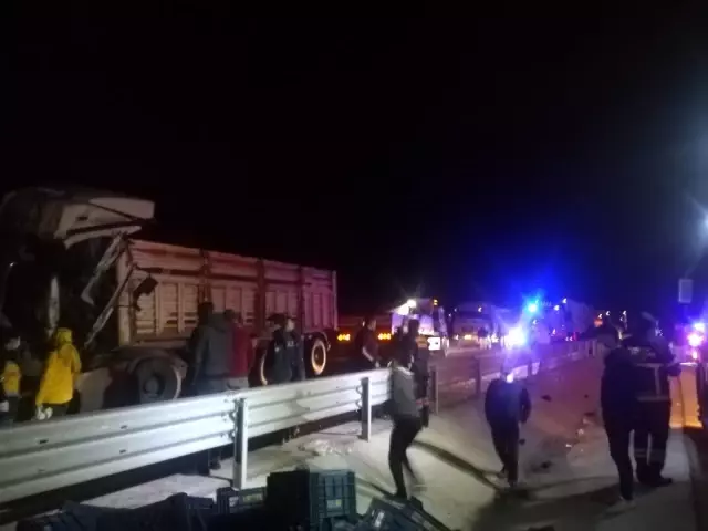 5 tır zincirleme kaza yaptı, karayolu trafiğe kapandı: 2 ağır yaralı 5 tır zincirleme kaza yaptı, karayolu trafiğe kapandı: 2 ağır yaralı