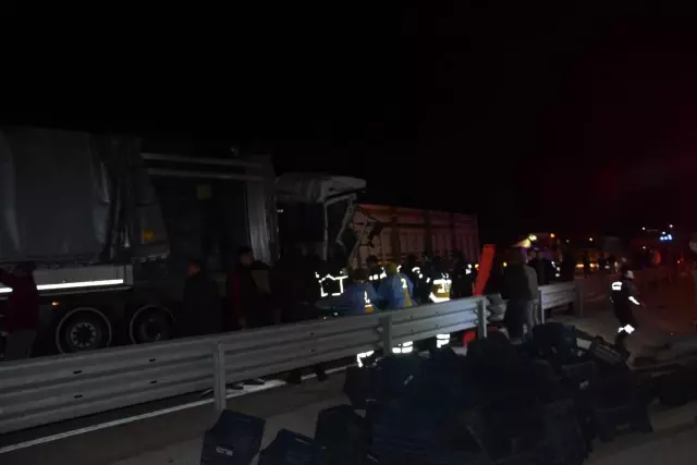 5 tır zincirleme kaza yaptı, karayolu trafiğe kapandı: 2 ağır yaralı 5 tır zincirleme kaza yaptı, karayolu trafiğe kapandı: 2 ağır yaralı