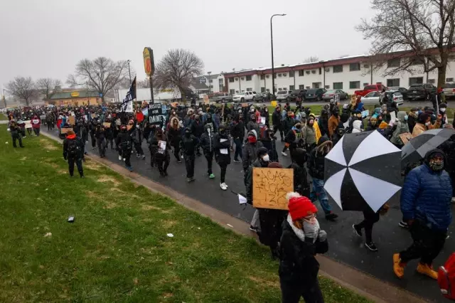 - ABD'de siyahi gencin ölümünün ardından tansiyon düşmüyor- Polis ile protestocular arasında çatışmalar devam etti: 60'tan fazla gözaltı - ABD'de siyahi gencin ölümünün ardından tansiyon düşmüyor- Polis ile protestocular arasında çatışmalar devam etti: 60'tan fazla gözaltı