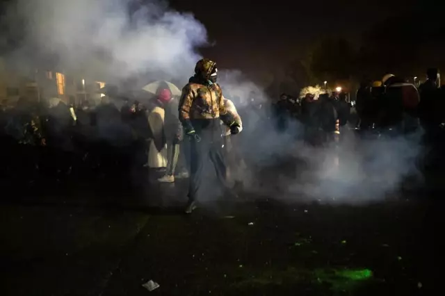 - ABD'de siyahi gencin ölümünün ardından tansiyon düşmüyor- Polis ile protestocular arasında çatışmalar devam etti: 60'tan fazla gözaltı - ABD'de siyahi gencin ölümünün ardından tansiyon düşmüyor- Polis ile protestocular arasında çatışmalar devam etti: 60'tan fazla gözaltı