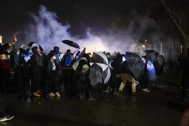 - ABD'de siyahi gencin ölümünün ardından tansiyon düşmüyor- Polis ile protestocular arasında çatışmalar devam etti: 60'tan fazla gözaltı - ABD'de siyahi gencin ölümünün ardından tansiyon düşmüyor- Polis ile protestocular arasında çatışmalar devam etti: 60'tan fazla gözaltı