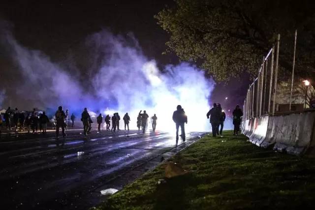 - ABD'de siyahi gencin ölümünün ardından tansiyon düşmüyor- Polis ile protestocular arasında çatışmalar devam etti: 60'tan fazla gözaltı - ABD'de siyahi gencin ölümünün ardından tansiyon düşmüyor- Polis ile protestocular arasında çatışmalar devam etti: 60'tan fazla gözaltı