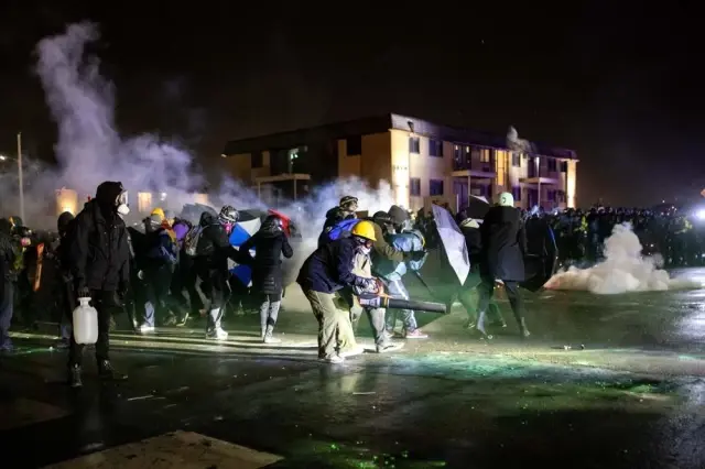 - ABD'de siyahi gencin ölümünün ardından tansiyon düşmüyor- Polis ile protestocular arasında çatışmalar devam etti: 60'tan fazla gözaltı - ABD'de siyahi gencin ölümünün ardından tansiyon düşmüyor- Polis ile protestocular arasında çatışmalar devam etti: 60'tan fazla gözaltı