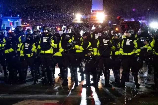 - ABD'de siyahi gencin ölümünün ardından tansiyon düşmüyor- Polis ile protestocular arasında çatışmalar devam etti: 60'tan fazla gözaltı - ABD'de siyahi gencin ölümünün ardından tansiyon düşmüyor- Polis ile protestocular arasında çatışmalar devam etti: 60'tan fazla gözaltı
