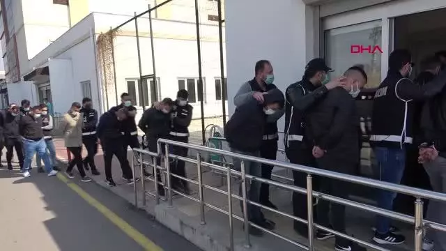 ADANA'DA SİLAH VE MÜHİMMAT KAÇAKÇILIĞI OPERASYONUNDA 20 ŞÜPHELİ ADLİYEYE SEVK EDİLDİ ADANA'DA SİLAH VE MÜHİMMAT KAÇAKÇILIĞI OPERASYONUNDA 20 ŞÜPHELİ ADLİYEYE SEVK EDİLDİ