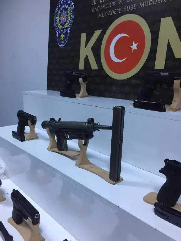 ADANA'DA SİLAH VE MÜHİMMAT KAÇAKÇILIĞI OPERASYONUNDA 20 ŞÜPHELİ ADLİYEYE SEVK EDİLDİ ADANA'DA SİLAH VE MÜHİMMAT KAÇAKÇILIĞI OPERASYONUNDA 20 ŞÜPHELİ ADLİYEYE SEVK EDİLDİ