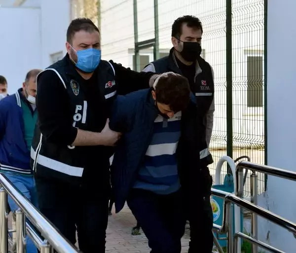 ADANA'DA SİLAH VE MÜHİMMAT KAÇAKÇILIĞI OPERASYONUNDA 20 ŞÜPHELİ ADLİYEYE SEVK EDİLDİ ADANA'DA SİLAH VE MÜHİMMAT KAÇAKÇILIĞI OPERASYONUNDA 20 ŞÜPHELİ ADLİYEYE SEVK EDİLDİ