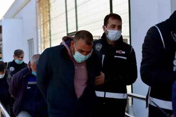 ADANA'DA SİLAH VE MÜHİMMAT KAÇAKÇILIĞI OPERASYONUNDA 20 ŞÜPHELİ ADLİYEYE SEVK EDİLDİ ADANA'DA SİLAH VE MÜHİMMAT KAÇAKÇILIĞI OPERASYONUNDA 20 ŞÜPHELİ ADLİYEYE SEVK EDİLDİ