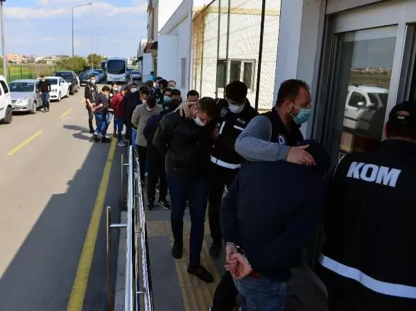 ADANA'DA SİLAH VE MÜHİMMAT KAÇAKÇILIĞI OPERASYONUNDA 20 ŞÜPHELİ ADLİYEYE SEVK EDİLDİ ADANA'DA SİLAH VE MÜHİMMAT KAÇAKÇILIĞI OPERASYONUNDA 20 ŞÜPHELİ ADLİYEYE SEVK EDİLDİ