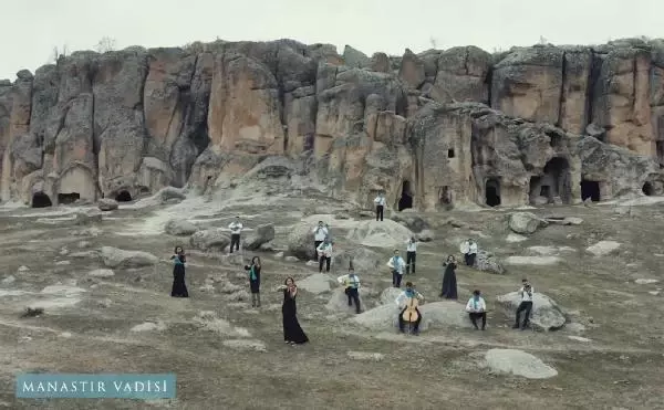Aksaray Valisi Aydoğdu, ünlü sanatçılarla Yunus Emre'nin 'Gel Gör Beni Aşk Neyledi' eserini seslendirdi Aksaray Valisi Aydoğdu, ünlü sanatçılarla Yunus Emre'nin 'Gel Gör Beni Aşk Neyledi' eserini seslendirdi