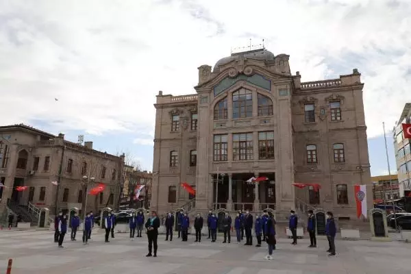 Aksaray Valisi Aydoğdu, ünlü sanatçılarla Yunus Emre'nin 'Gel Gör Beni Aşk Neyledi' eserini seslendirdi Aksaray Valisi Aydoğdu, ünlü sanatçılarla Yunus Emre'nin 'Gel Gör Beni Aşk Neyledi' eserini seslendirdi