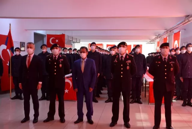 Son dakika haber... Aliağa'da 79 asker yemin ederek çakı gibi asker oldu Son dakika haber... Aliağa'da 79 asker yemin ederek çakı gibi asker oldu