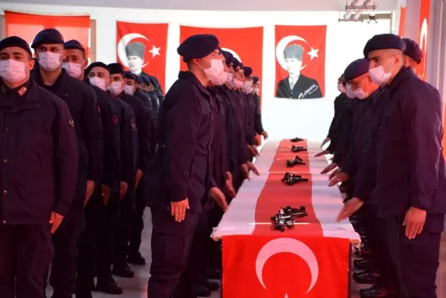 Son dakika haber... Aliağa'da 79 asker yemin ederek çakı gibi asker oldu Son dakika haber... Aliağa'da 79 asker yemin ederek çakı gibi asker oldu