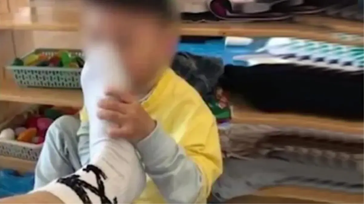 Anaokulu öğretmeni, öğrencilere sırayla ayağını koklatıp bunun 'erken sadomaşizm eğitimi' olduğunu iddia etti