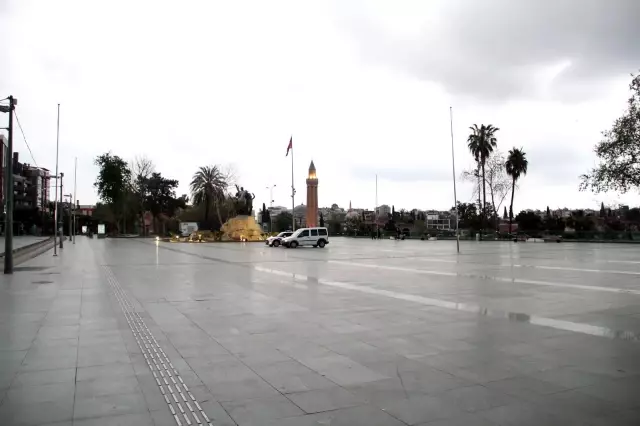Antalya'da sokaklar ıssızlığa büründü Antalya'da sokaklar ıssızlığa büründü