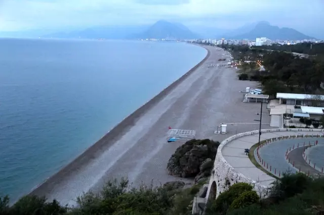 Antalya'da sokaklar ıssızlığa büründü Antalya'da sokaklar ıssızlığa büründü