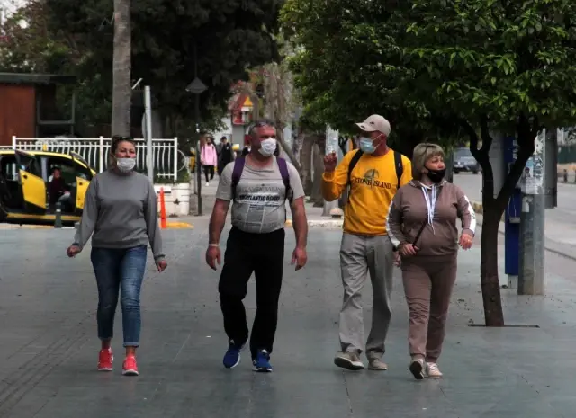 Antalya'da sokaklar ıssızlığa büründü Antalya'da sokaklar ıssızlığa büründü