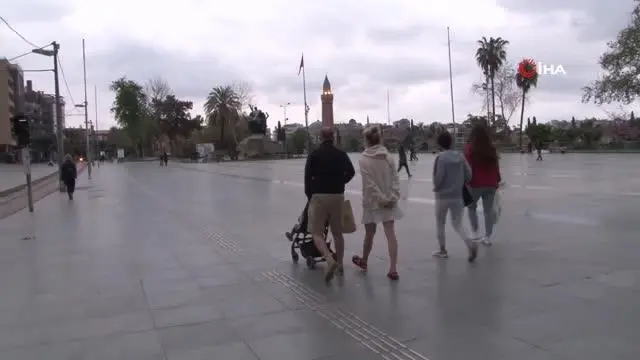 Antalya'da sokaklar ıssızlığa büründü Antalya'da sokaklar ıssızlığa büründü