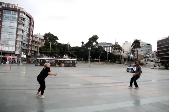 Antalya'da sokaklar ıssızlığa büründü Antalya'da sokaklar ıssızlığa büründü