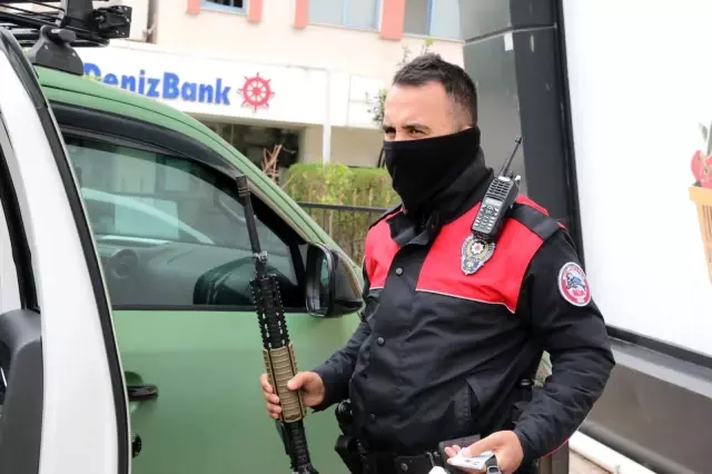 Oyuncak silahla film çekmek isteyen gençler polisleri peşine taktı Oyuncak silahla film çekmek isteyen gençler polisleri peşine taktı