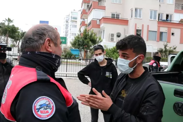 Oyuncak silahla film çekmek isteyen gençler polisleri peşine taktı Oyuncak silahla film çekmek isteyen gençler polisleri peşine taktı