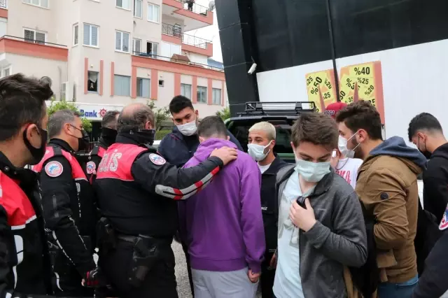 Oyuncak silahla film çekmek isteyen gençler polisleri peşine taktı Oyuncak silahla film çekmek isteyen gençler polisleri peşine taktı