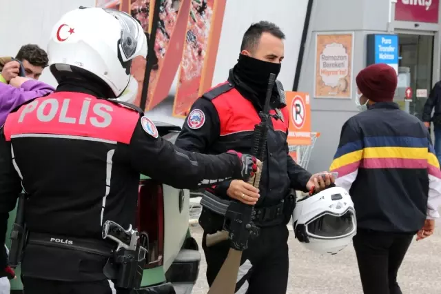 Oyuncak silahla film çekmek isteyen gençler polisleri peşine taktı Oyuncak silahla film çekmek isteyen gençler polisleri peşine taktı