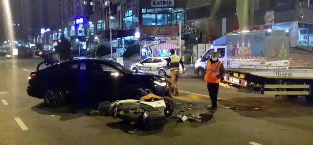 Ataşehir'de lüks araba ile kaza yaptılar, otomobili bırakıp taksi ile kaçtılar Ataşehir'de lüks araba ile kaza yaptılar, otomobili bırakıp taksi ile kaçtılar