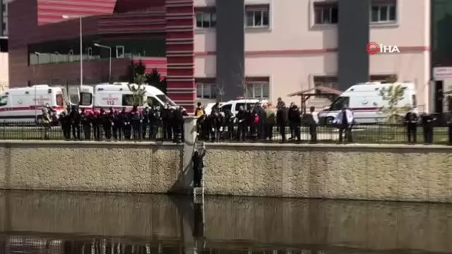 Atladığı sudan çıkartılmak için dakikalarca ikna edilmeye çalışıldı Atladığı sudan çıkartılmak için dakikalarca ikna edilmeye çalışıldı