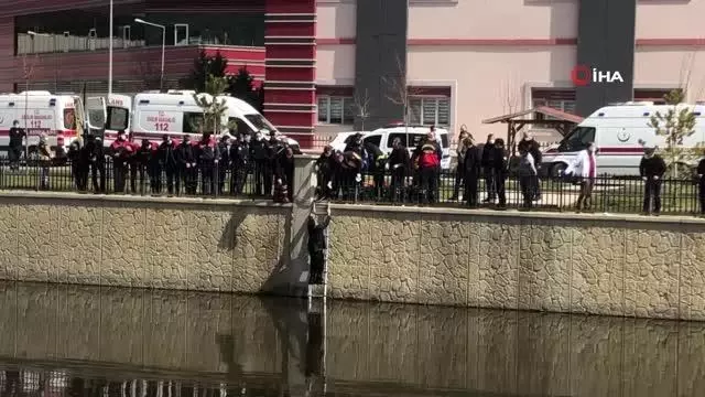 Atladığı sudan çıkartılmak için dakikalarca ikna edilmeye çalışıldı Atladığı sudan çıkartılmak için dakikalarca ikna edilmeye çalışıldı