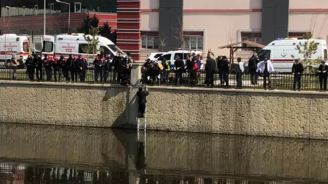 Atladığı sudan çıkartılmak için dakikalarca ikna edilmeye çalışıldı Atladığı sudan çıkartılmak için dakikalarca ikna edilmeye çalışıldı